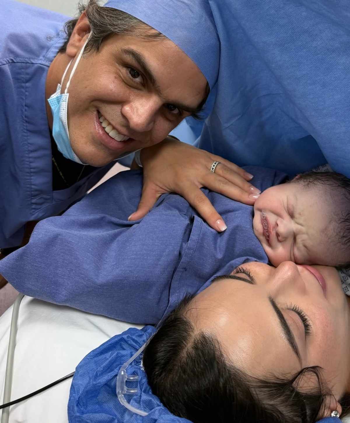 Ximena Navarrete y Juan Carlos Valladares le dieron la bienvenida a su tercer hijo / Foto: Instagram @ximenanr