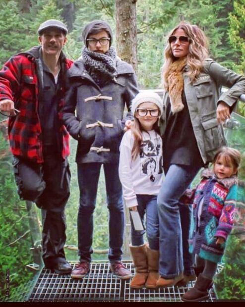 EXCLUSIVA: Issabela Camil y Sergio Mayer posan con sus hijas Antonia y Victoria desde su rancho 