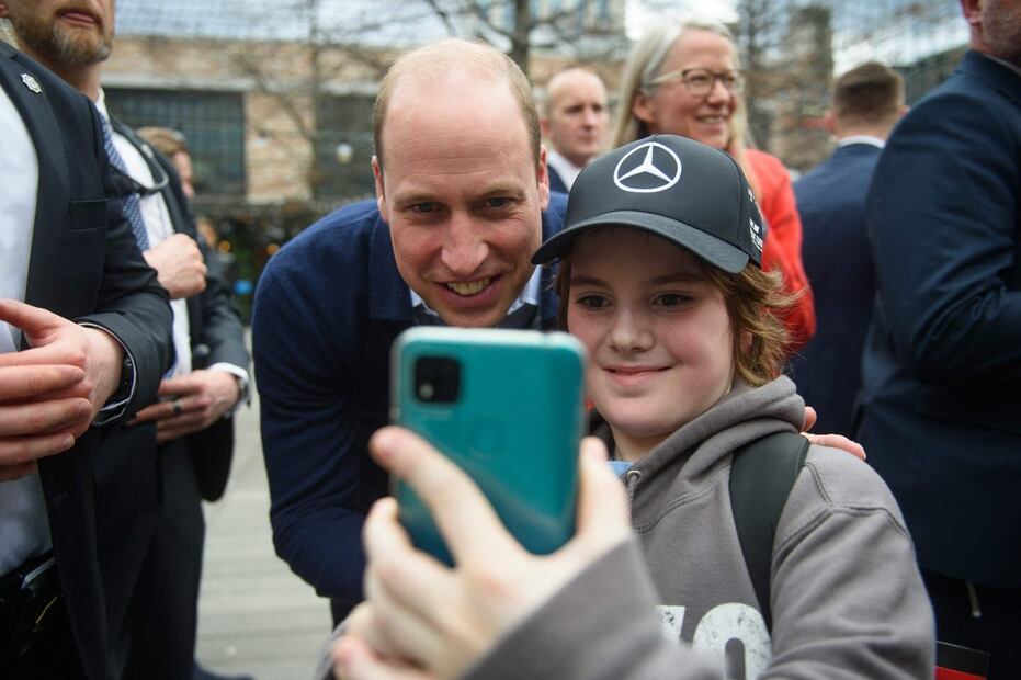 El príncipe William visita Polonia, platica con refugiados de Ucrania y cena en restaurante LGBT como muestra de apoyo