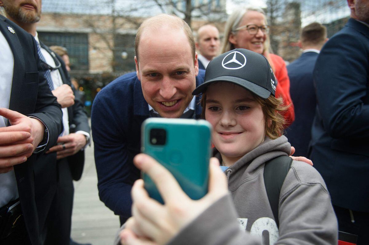 El príncipe William visita Polonia, platica con refugiados de Ucrania y cena en restaurante LGBT como muestra de apoyo
