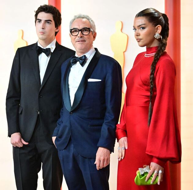 Alfonso Cuarón llega a los Oscar 2023 arropado de sus hijos Tess Bu y Olmo 
