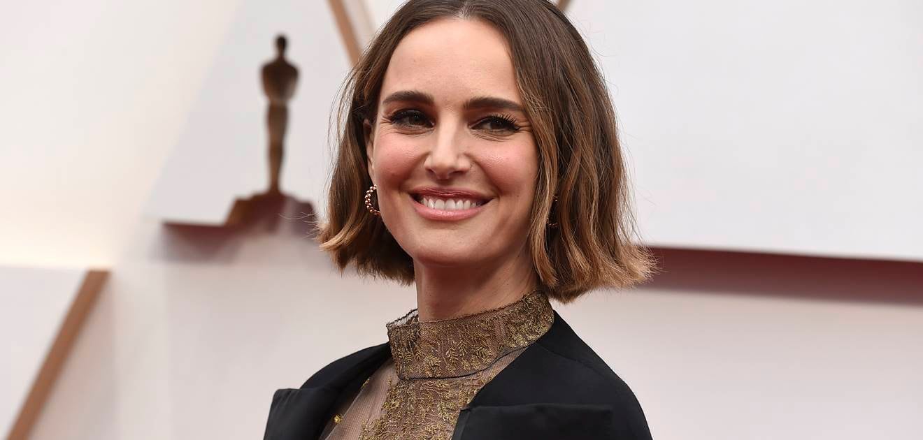 Natalie Portman y su vestido bordado con protesta en la gala del Oscar