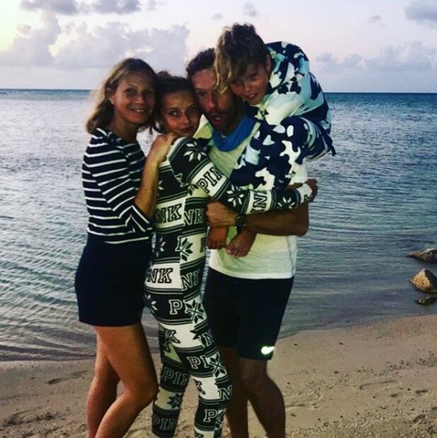 El cantante Chris Martin, ex de Gwyneth Paltrow, reveló que su hija Apple trabaja de cajera en una tienda de ropa