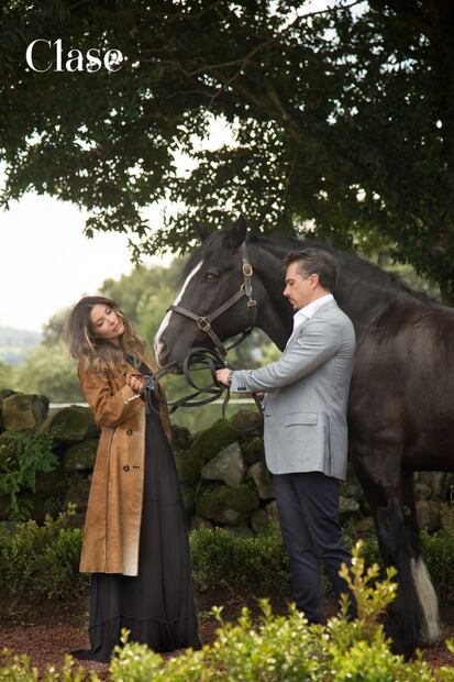EXCLUSIVA: Issabela Camil y Sergio Mayer posan con sus hijas Antonia y Victoria desde su rancho 
