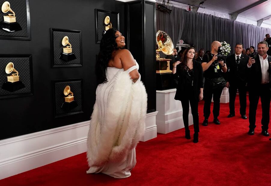 Lizzo y su espectacular atuendo en blanco de Versace para la noche de los Grammy