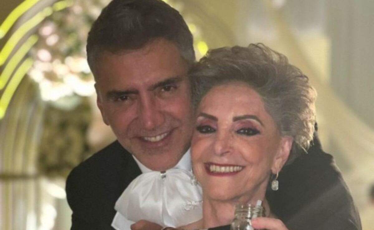 Así reaccionó Alejandro Fernández al polémico beso de Cuquita Abarca, su mamá
