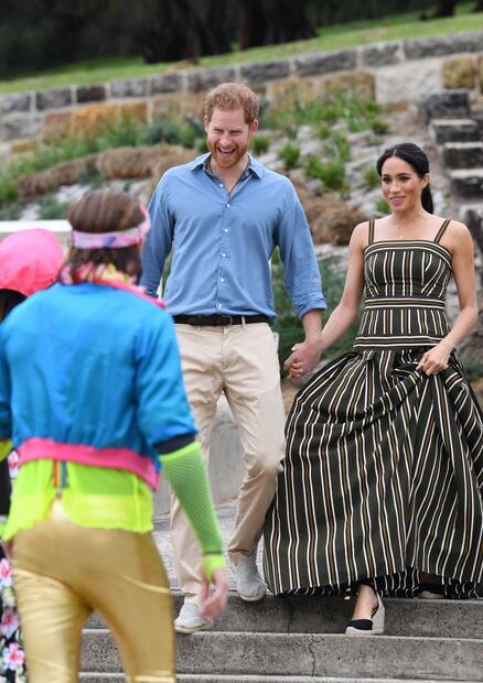 Descalzos y con flores, así recorrieron Meghan y el príncipe Harry las playas de Sídney