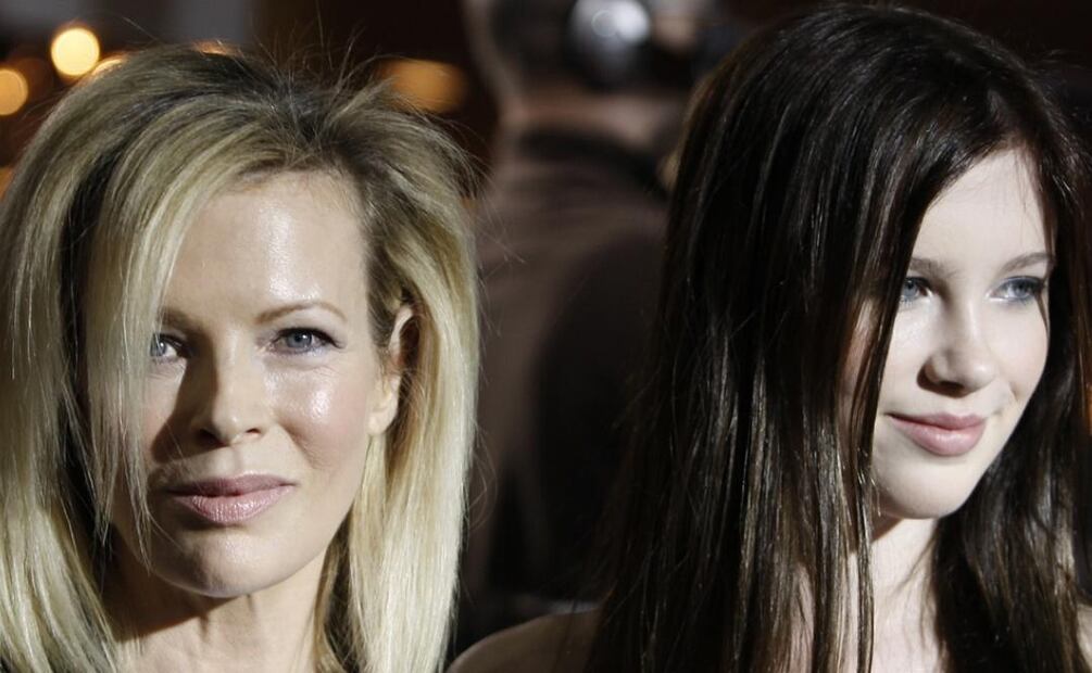 Hija de Alec Baldwin y Kim Basinger, harta de ataques: "Un imbécil me dijo que nunca seré tan delgada y hermosa como mi madre"