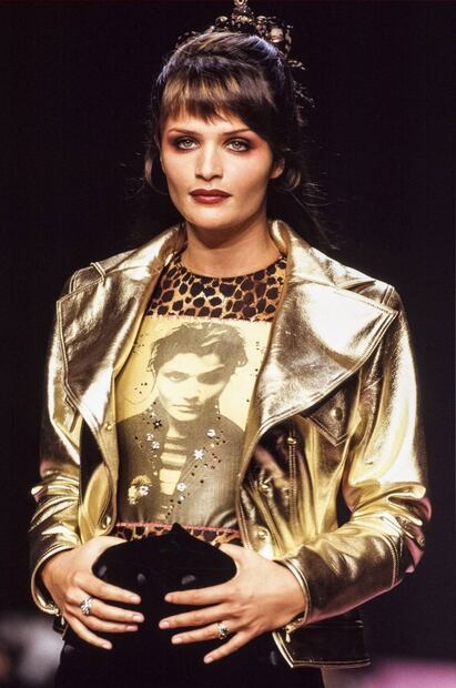 La modelo Helena Christensen impacta con bodysuit que usó hace 20 años 