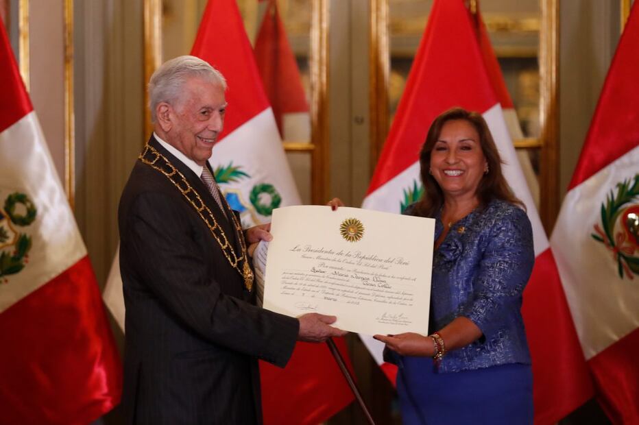 Mientras Julio Iglesias defiende a Isabel Preysler, Mario Vargas Llosa se cuelga otro importante premio