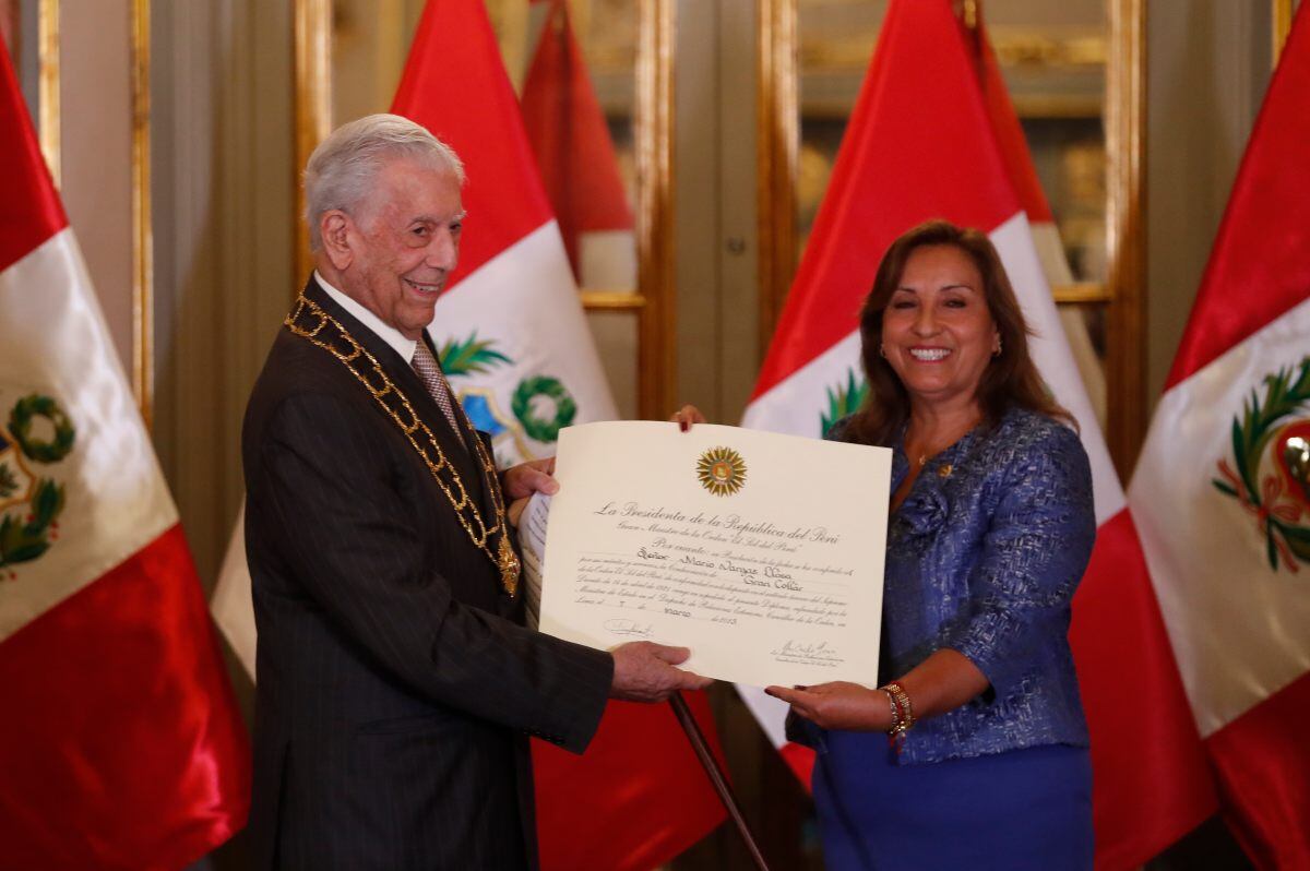 Mientras Julio Iglesias defiende a Isabel Preysler, Mario Vargas Llosa se cuelga otro importante premio
