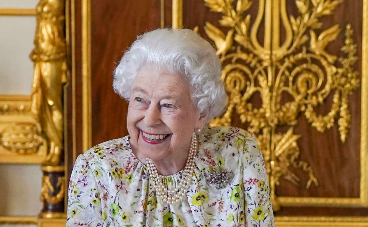 La reina Isabel II compra lujoso carro de golf como silla de ruedas