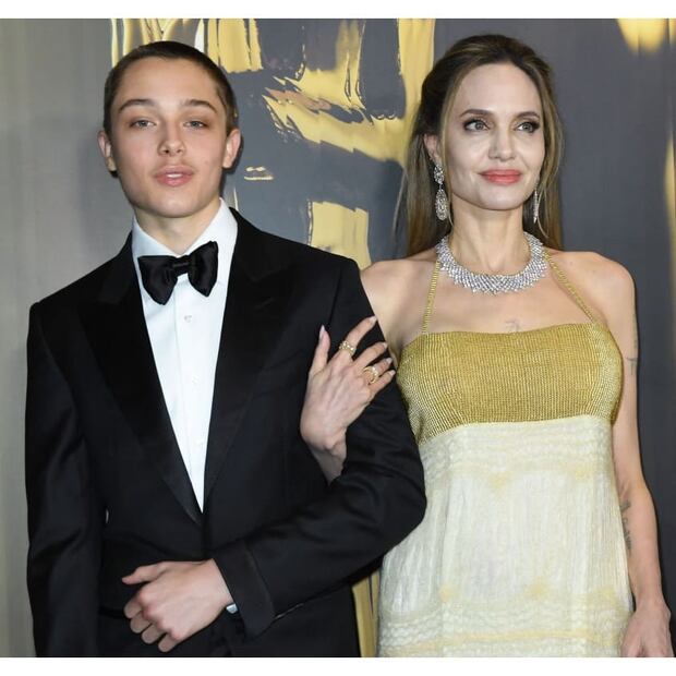 Angelina Jolie y su hijo Knox Jolie-Pitt en los Governors Awards 2024 / Foto: AFP