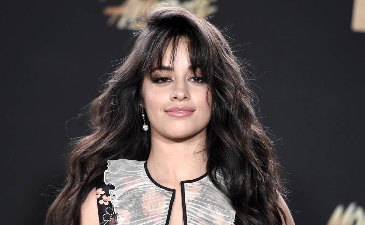 Camila Cabello canta con mariachis "I'll be home for Christmas"