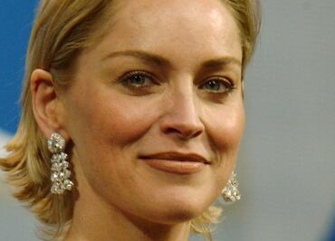 Sharon Stone, de 64 años, sorprende con atrevida foto en la alberca