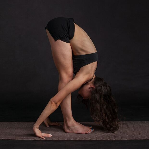 5 posturas de yoga para el dolor de espalda tras un día de home office