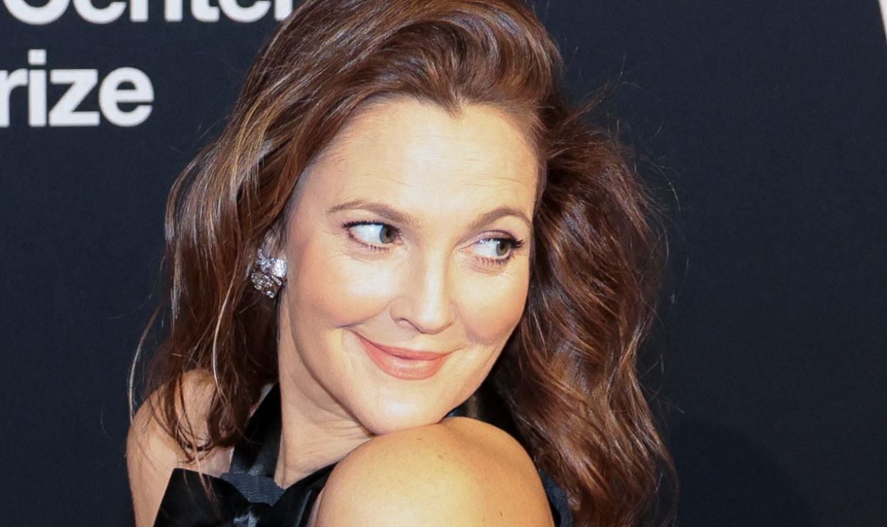 Drew Barrymore vive su primer bochorno menopáusico en plena transmisión en vivo