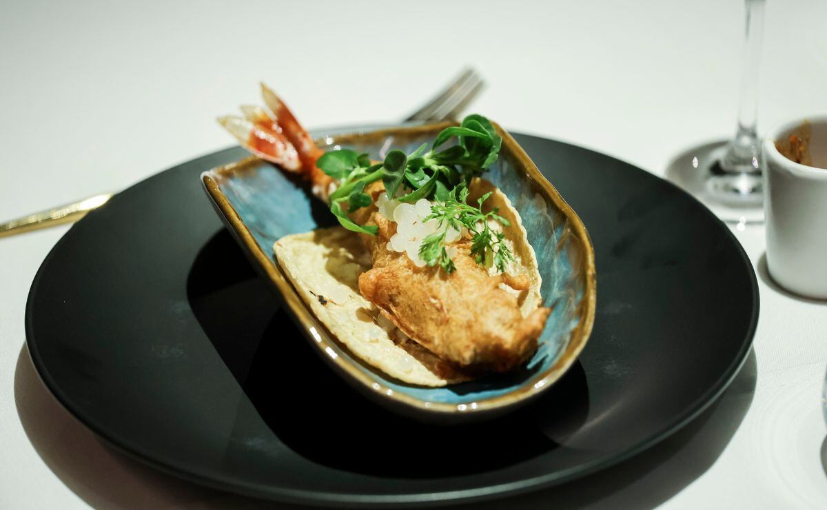Taco de camarón jumbo rebosado, ensaladilla de verdolaga y cilantro criollo, perlas de limón eureka y salsa macha de cacahuate / Foto: Esteban Torreblanca
