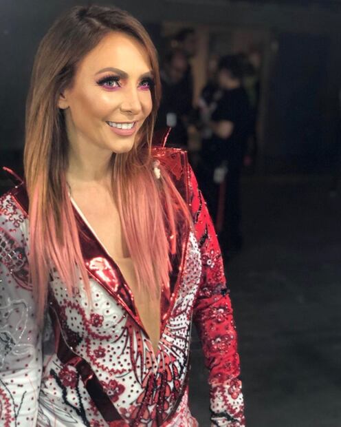 Érika Zaba presume baby bump sobre el escenario 