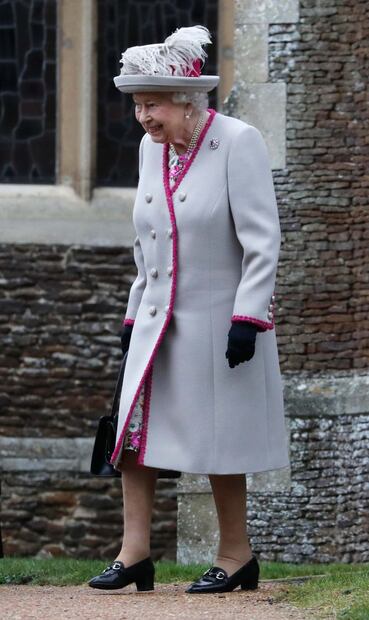 Isabel II sale de la misa de Navidad en la iglesia de Santa María Magdalena en Sandringham, en 2018 / AP