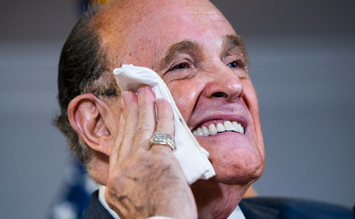 ¿Qué es lo negro que le escurre a Rudy Giuliani en la cara? 