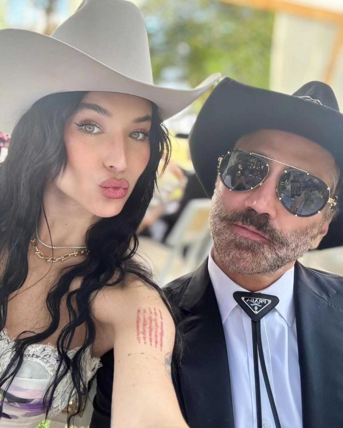 Alejandro Fernández junto a Karla Laveaga en el bautivo de la pequeña Nirvana / Foto: Instagram