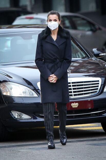Letizia de España con un look parecido al de su esposo, el rey Felipe