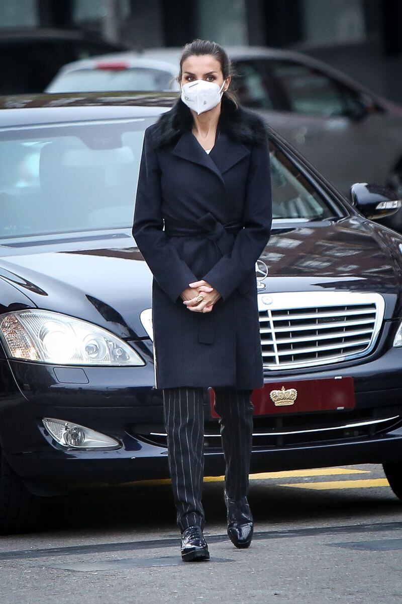 Letizia de España con un look parecido al de su esposo, el rey Felipe