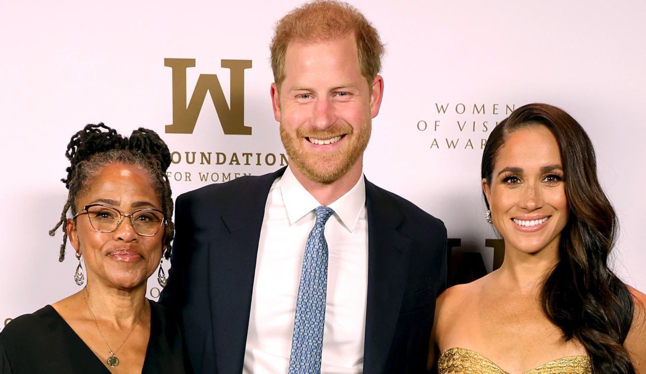 Meghan Markle, con vestido dorado y strapless, recibe premio