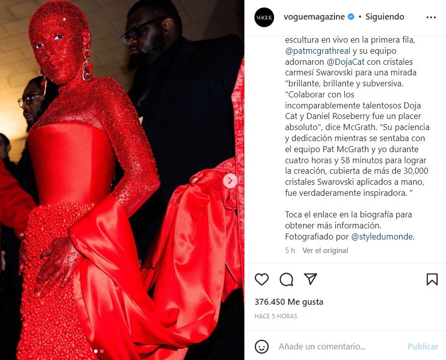 Doja Cat luce irreconocible con atuendo de 30 mil cristales en desfile de Schiaparelli
