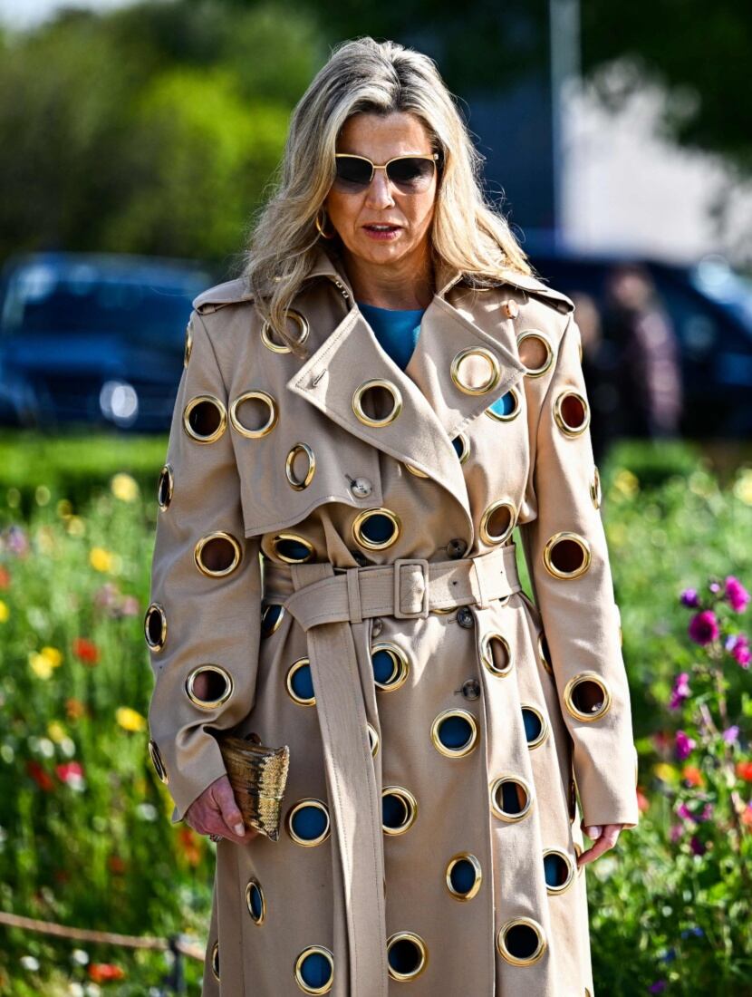 Máxima de Holanda, la reina del estilo, sorprende con una gabardina con argollas doradas