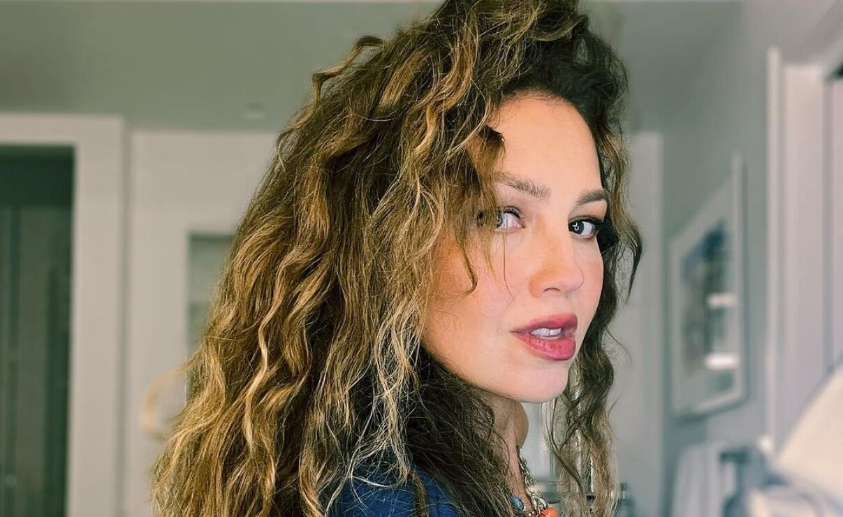 El look de Thalía que está dividiendo opiniones: ¿Madonna o Marilyn Monroe?