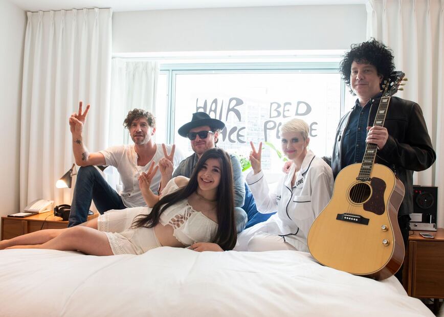 50 años desde que estuvieron Yoko Ono y John Lennon en pijamas