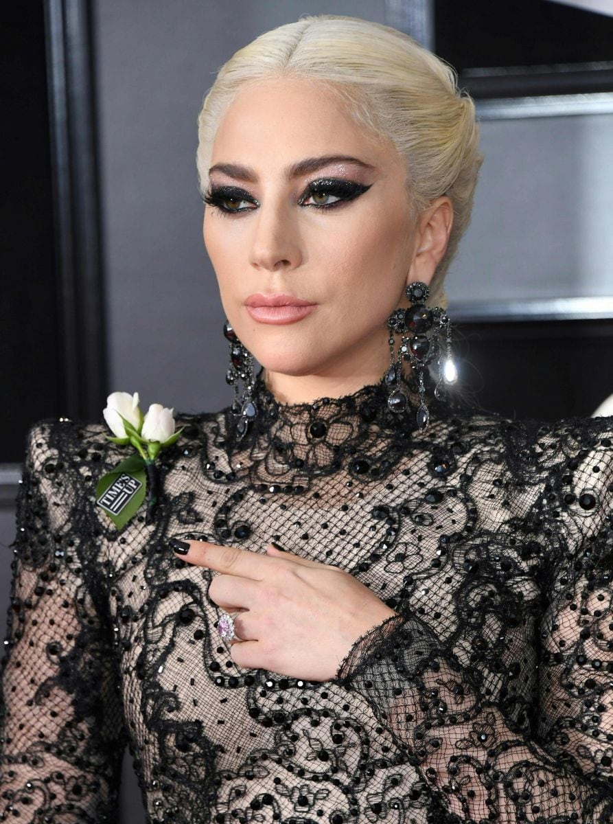 Ellos portaron una rosa blanca por #MeToo en los Grammy 