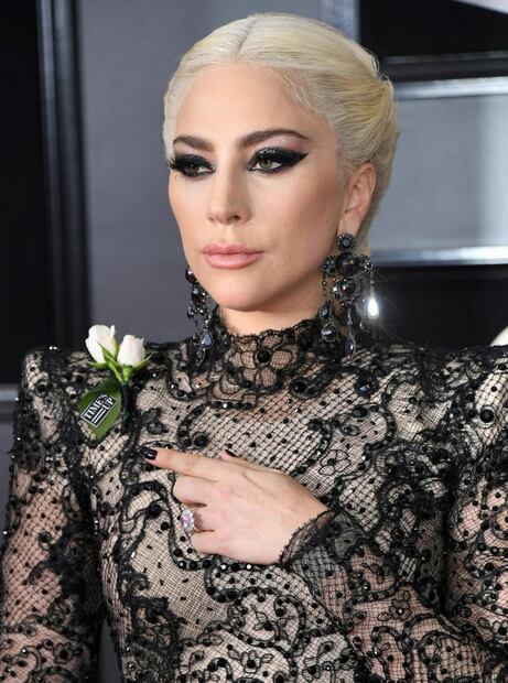 Ellos portaron una rosa blanca por #MeToo en los Grammy