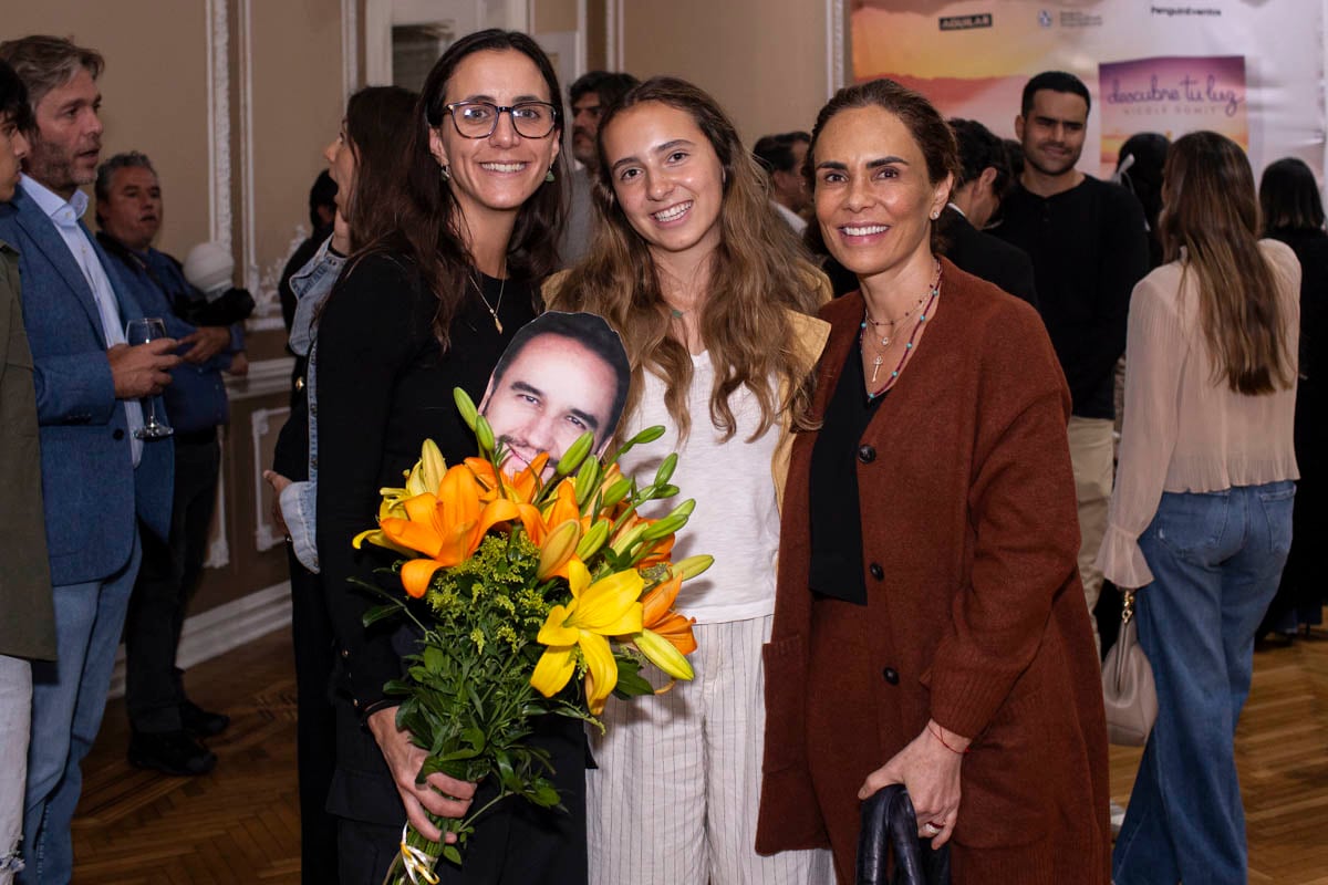 Lily y Emily Domit con Karla Moiño y 'la cara' de Carlos Silis . (Foto: Esteban Torreblanca)