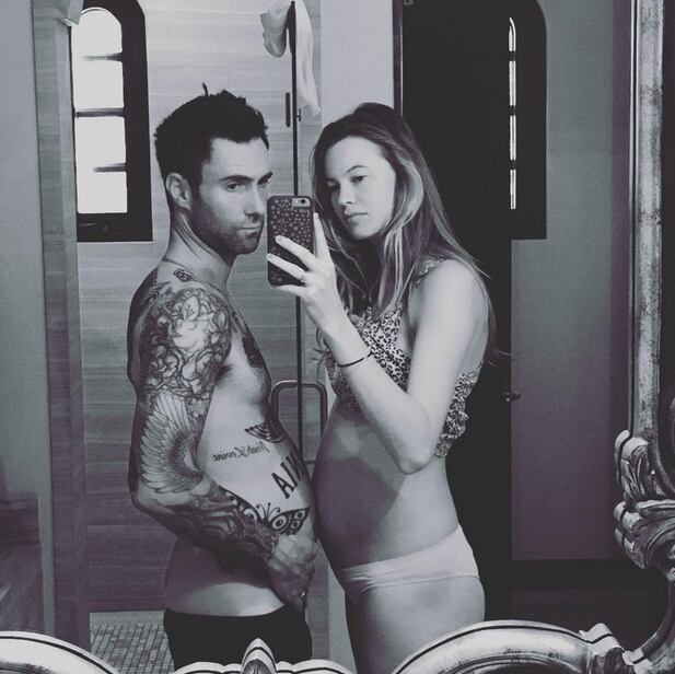 El álbum familiar de Adam Levine y Behati Prinsloo 