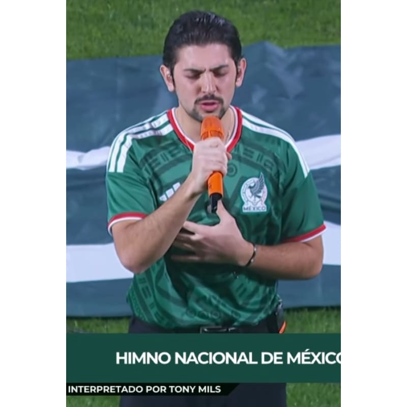 Tony Mils interpretó el Himno Nacional en partido de la Selección Mexicana / Foto: Especial