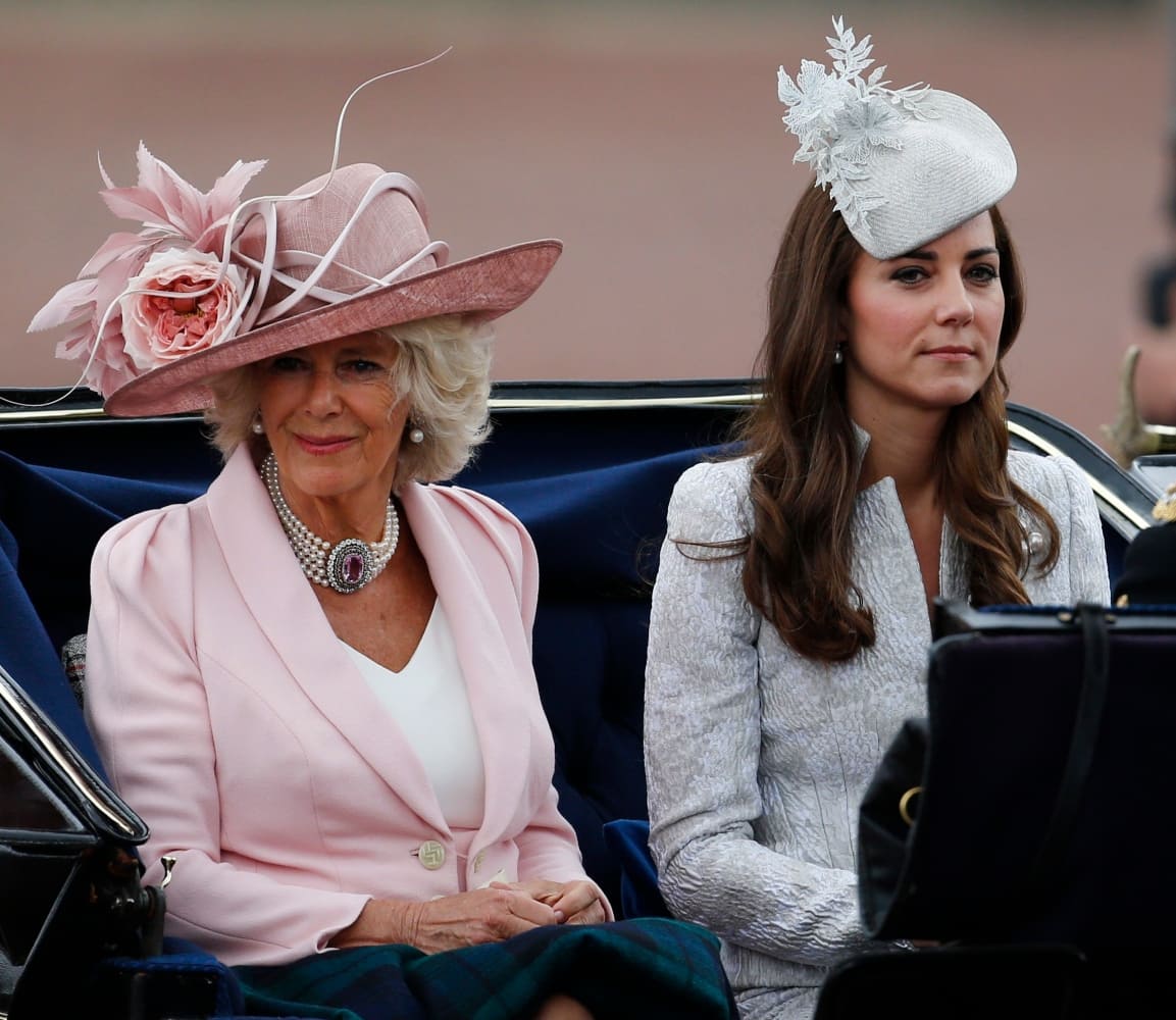 La reina Camila y Kate Middleton en el desfile Trooping the Color en e junio de 2016 / AP