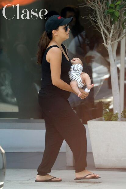 Eva Longoria y Pepe Bastón de paseo familiar con Santiago en Beverly Hills 