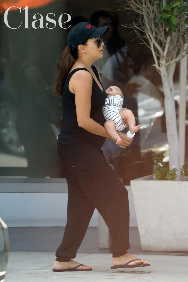 Eva Longoria y Pepe Bastón de paseo familiar con Santiago en Beverly Hills 