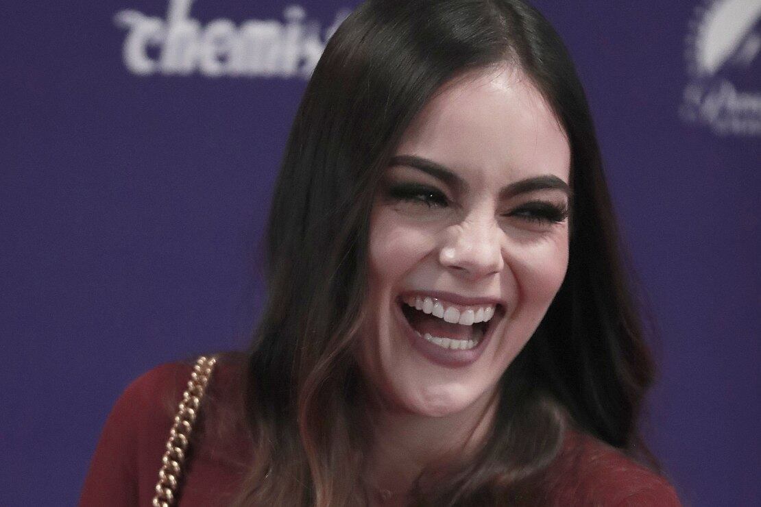 Ximena Navarrete muestra orgullosa la cara de su bebita