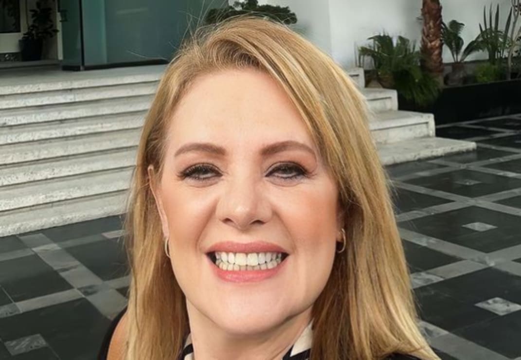 Érika Buenfil, en la playa y con tankini, demuestra su apoyo a Sergio Mayer