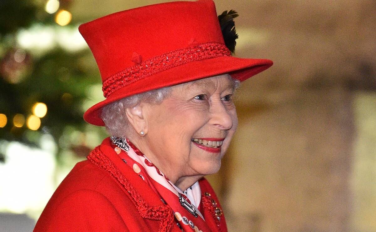 Kate y William regresan del tour real y la reina Isabel II los recibe con una gran sonrisa