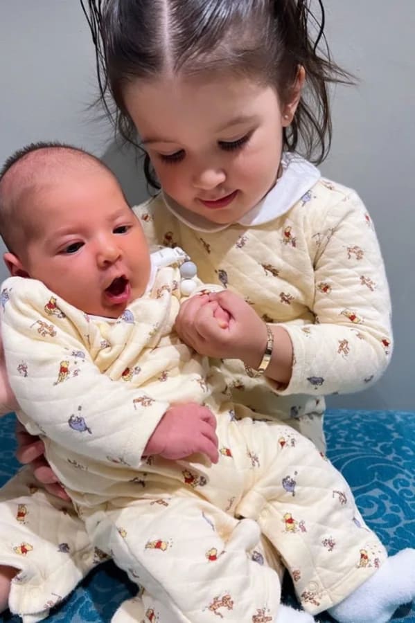 Nirvana y Mía, las hijas de Alex Fernández y Alexia Hernández / Instagram