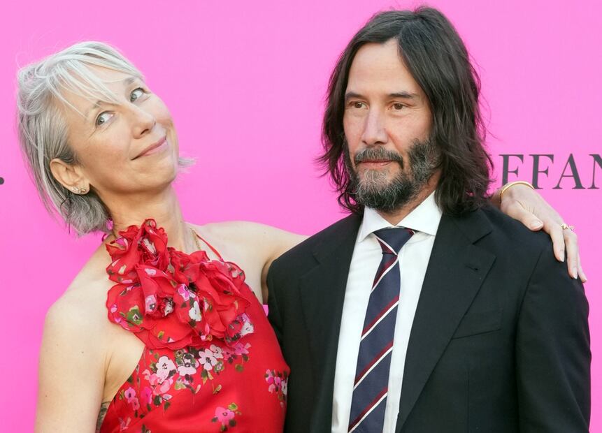 Keanu Reeves y su novia Alexandra Grant, muy enamorados comparten un romántico beso frente a las cámaras