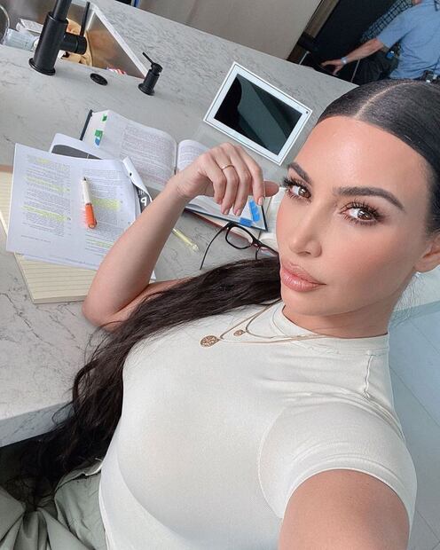 Kim Kardashian emprende acciones legales contra el doctor que le realizó el famoso “facial vampiro” 