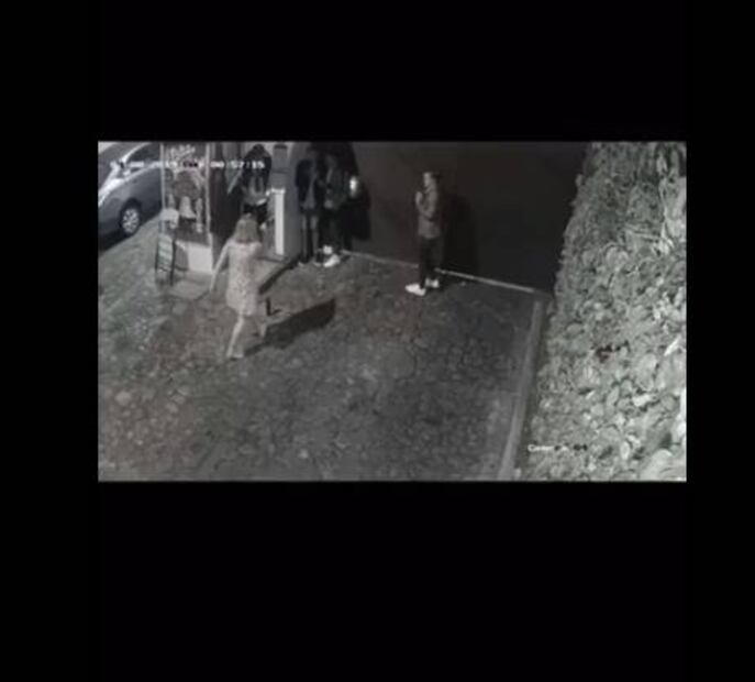 Acusan a mujer de amenazar a unos jóvenes con un cuchillo