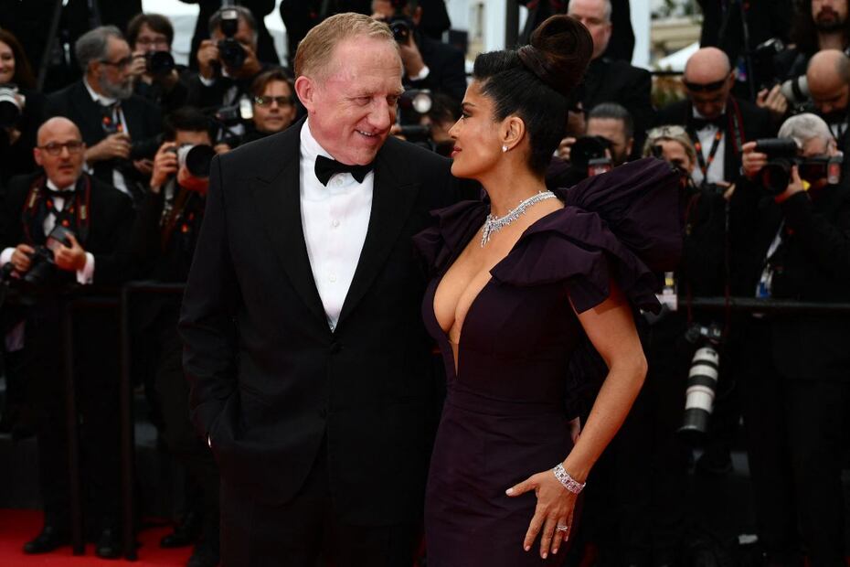 La mirada de amor y complicidad de Salma Hayek y  Francois-Henri Pinault / AFP