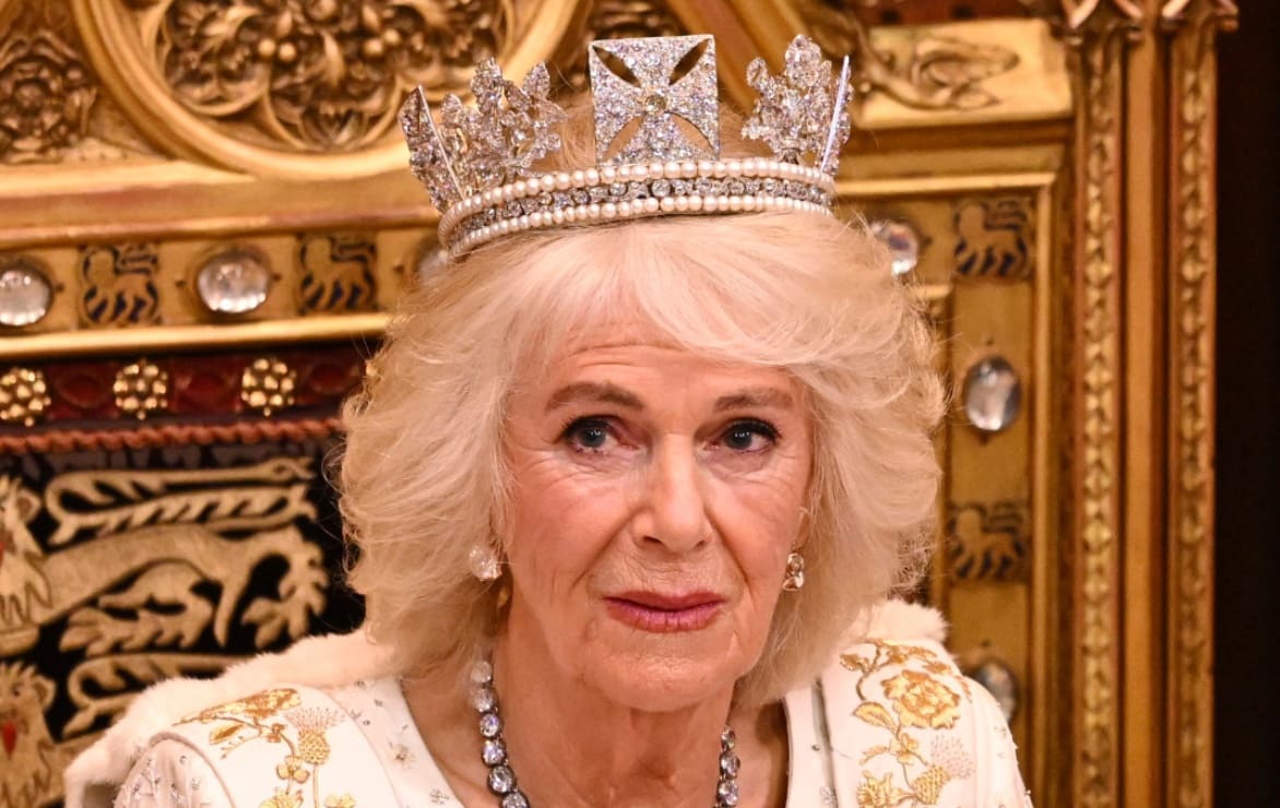 La reina Camila recicla su look de coronación para asistir al Parlamento británico
